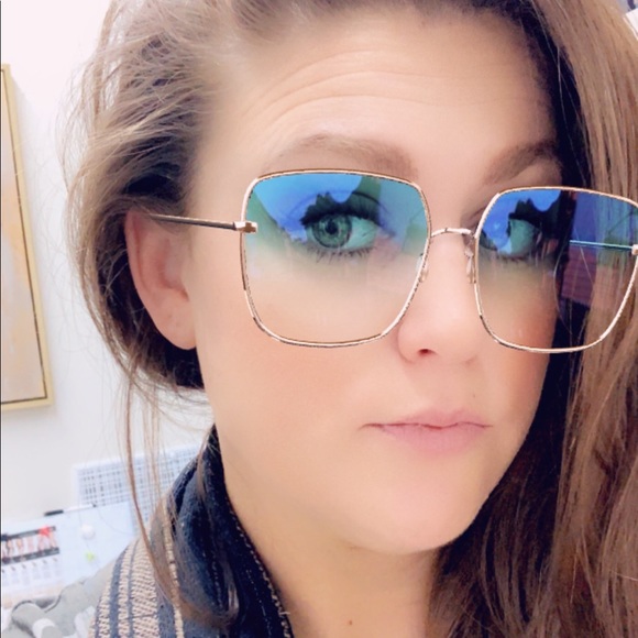 Meet your Posher, Lauren - Picture 2 of 3